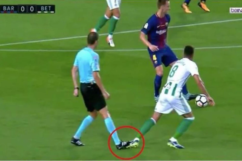 VIDEO I Na utakmici Barcelona - Betis sudac faulirao igrača!