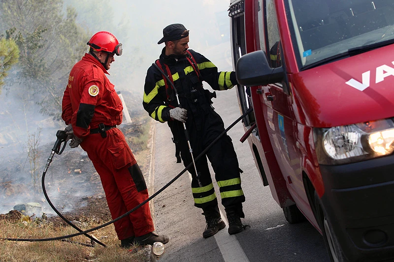 Čapljina: Požar guta sve pred sobom; otežano prometovanje prema Stocu