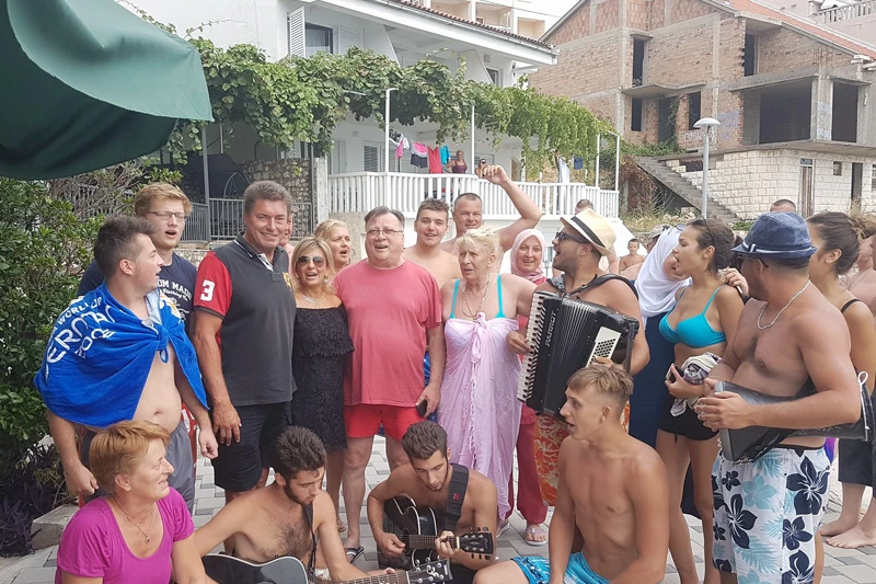 VIDEO | Halid Bešlić odmara u Neumu: Sreo Tešnjake i zapjevao ''Iznad Tešnja''