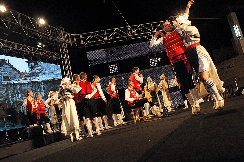Neumljani uživali u desetoj večeri hrvatskog folklora