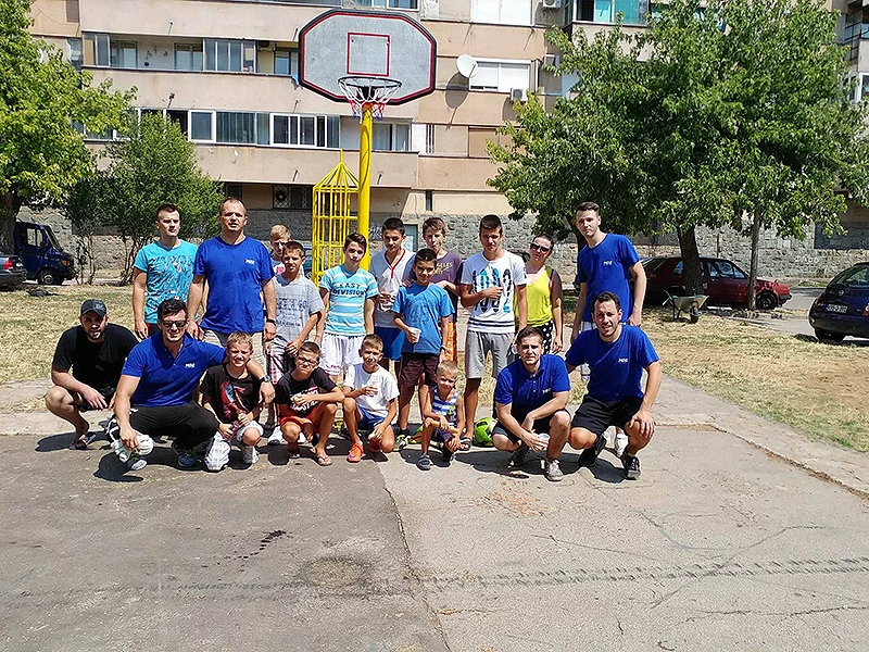 Mostar: Stanari očistili naselje i postavili klupe
