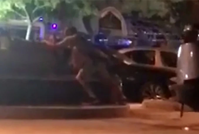VIDEO | Makarska: Prepustili se strastima na klupi usred grada