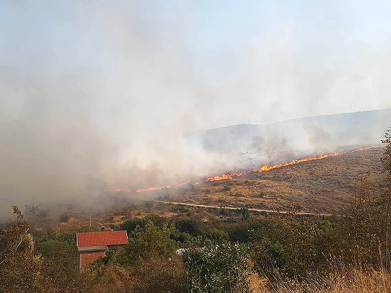 VIDEO | Južno od Mostara: Vatra prijeti kućama