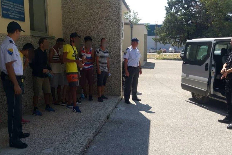 Deset Alžiraca i Iračana otkriveno u ilegalnom prelasku granice
