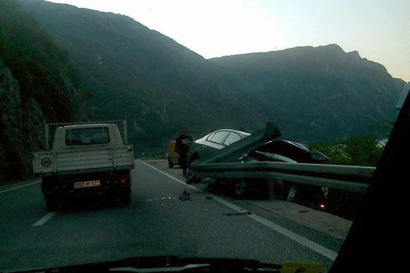 Mostar - Jablanica: Peugeotom u zaštitnu ogradu