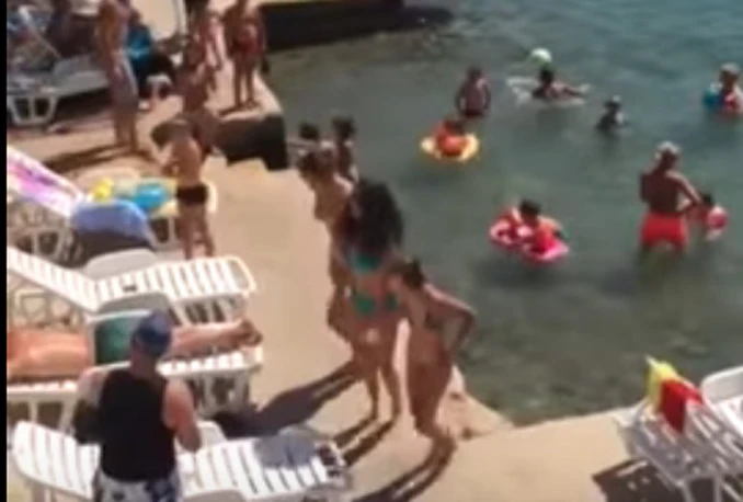 VIDEO | Djevojke na plaži u Neumu zaigrale kolo