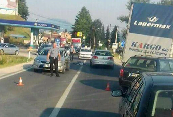Maloljetnik teško ozlijeđen u sudaru dva automobila i bicikla
