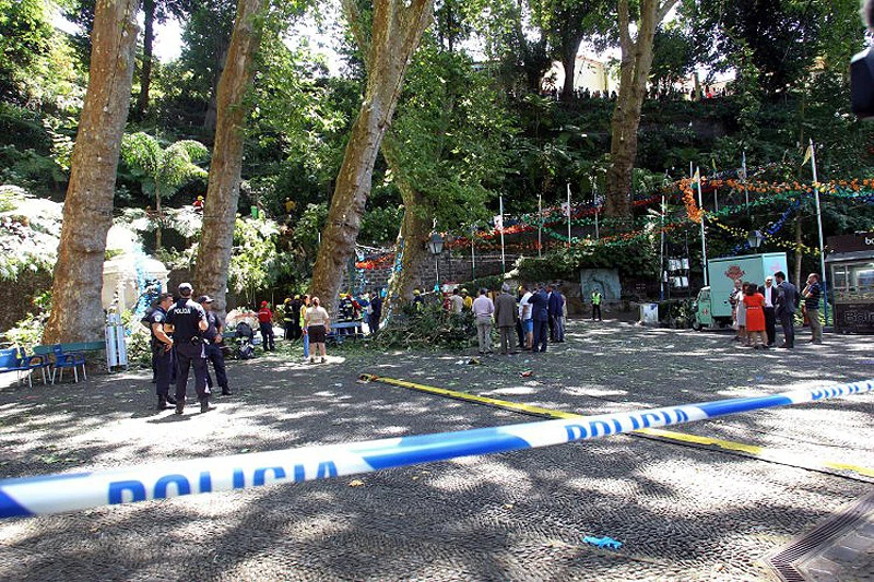 U padu stabla kod crkve poginulo 12 osoba, 50 ih ozlijeđeno