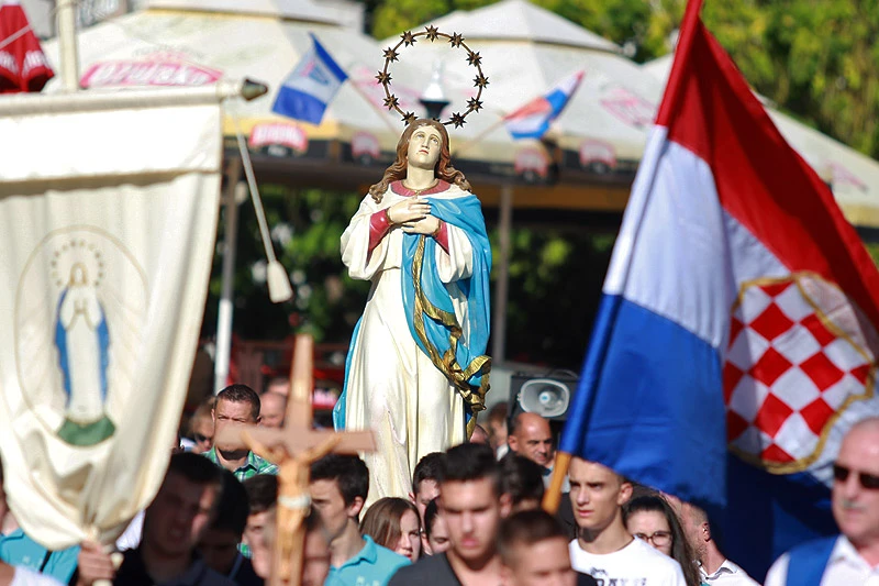 Široki Brijeg: Stotine vjernika u procesiji na Uočnicu blagdana Velike Gospe