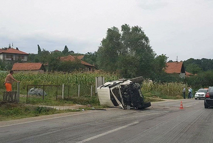 Auto izletio s ceste i prevrnuo se, četiri osobe ozlijeđene