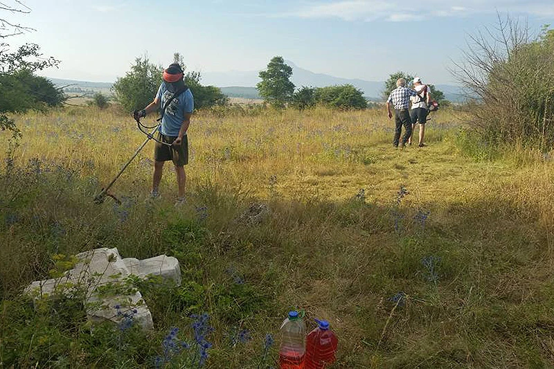 Mladi Talijani očistili devastirano groblje u Krnjeuši
