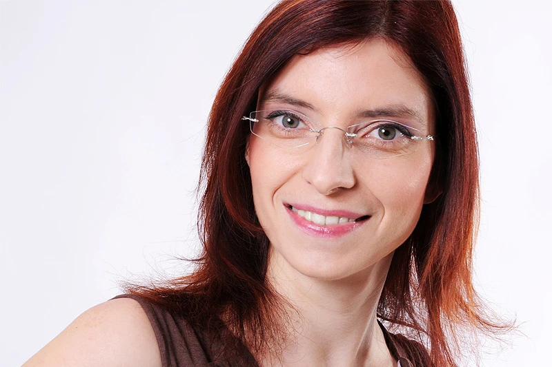 Ministrici palo drvo na glavu!