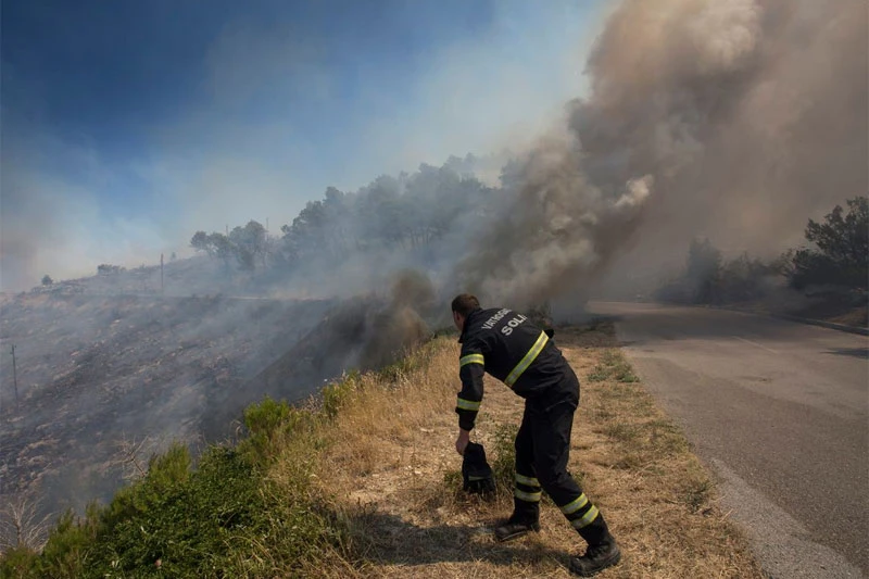 Požar kod Klisa pod nadzorom, ozlijeđen jedan vatrogasac