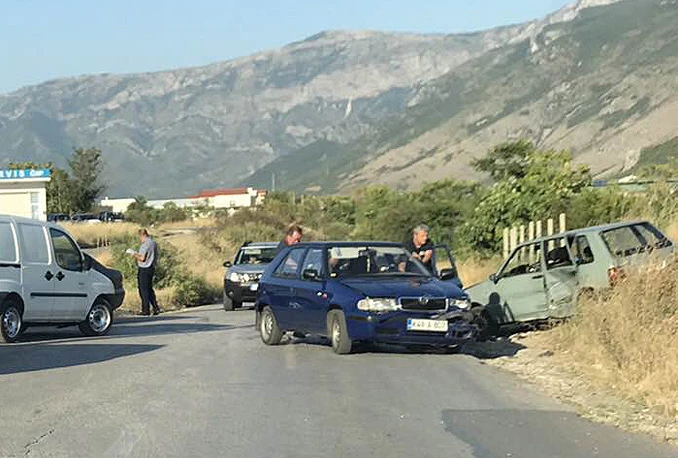 Mostar: Fiat nakon sudara završio pored ceste