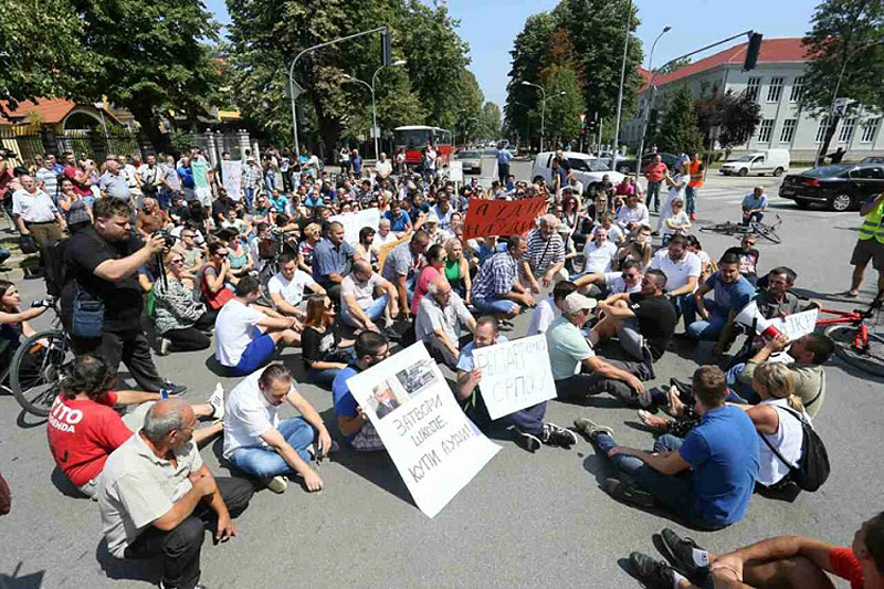 Održan prosvjed ''Zatvori škole, kupi Audi''