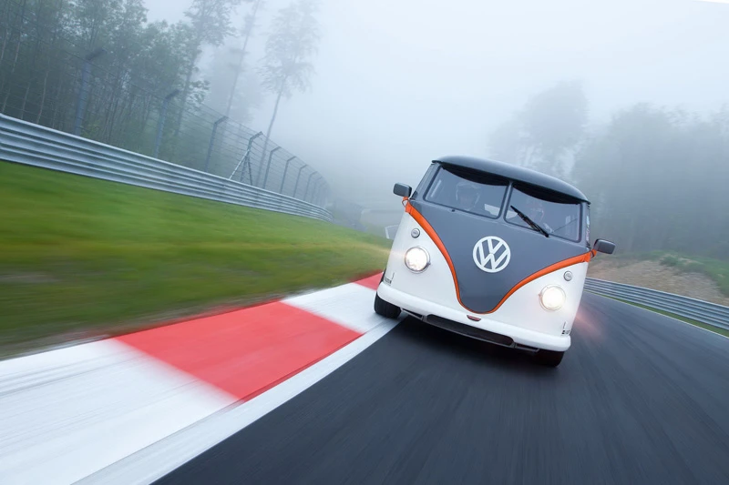 Volkswagen T1 na stazi 'pomeo' Ferrarije i ostale superautomobile 