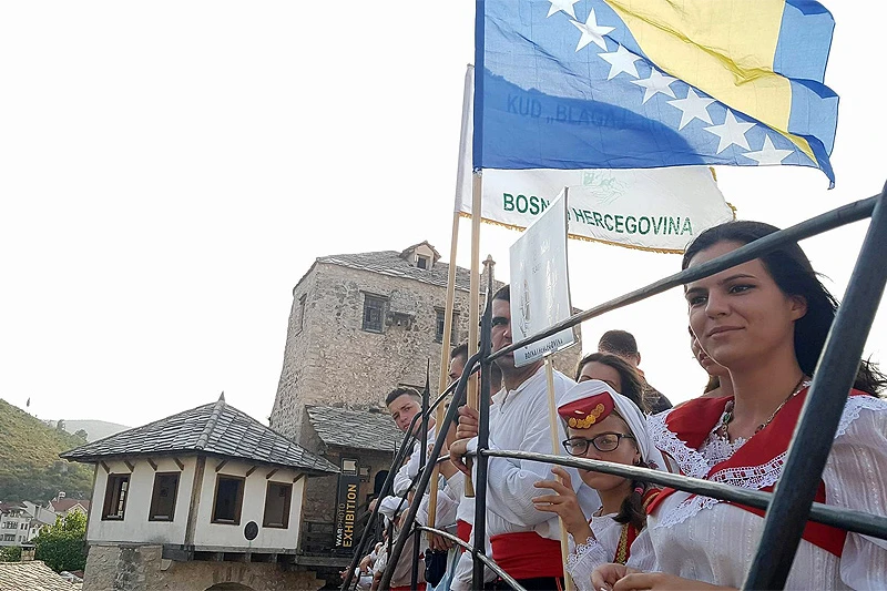 Folklorna društva obišla Stari most i uživala u skokovima
