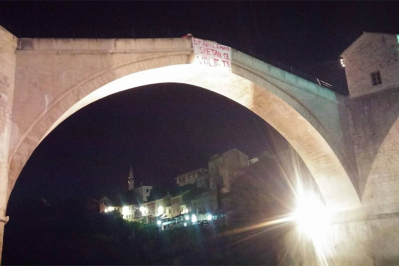 Vozio pet sati da djevojci transparentom na Starom mostu čestita rođendan
