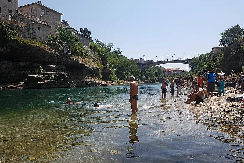 Spas od vrućina mnogi potražili na Neretvi