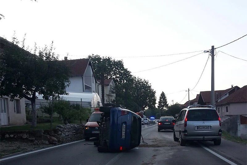 Nesreća u Grudama: Mercedes završio na boku