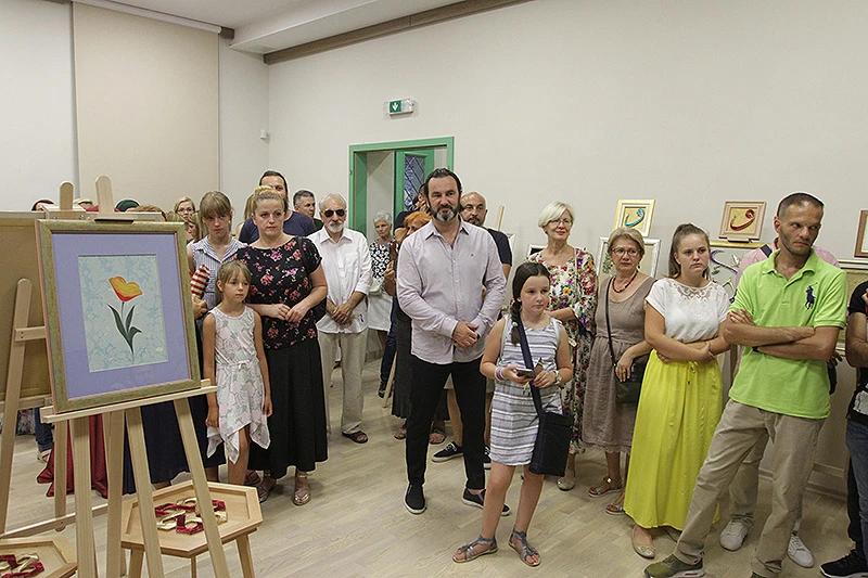 Ruke im se pozlatile: Otvorena izložba ebru umjetnosti i filografije 55 umjetnika