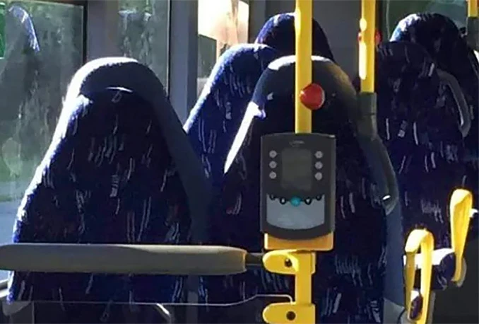 Desničari zamijenili autobusna sjedala za žene u burkama, svi im se smiju