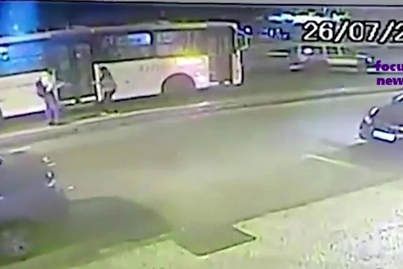 Trudnu djevojku gurnuo pod autobus 