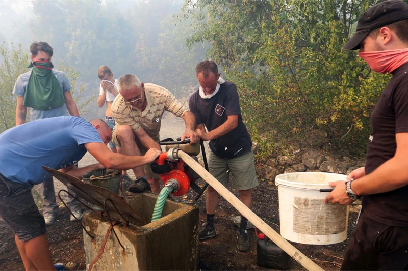 Požar kod Kistanja gase i hrvatski vojnici