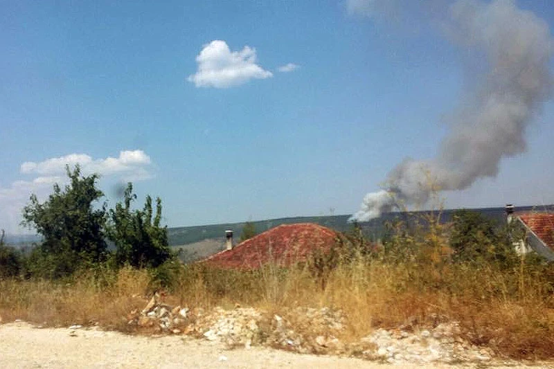 Imotski: Opet gori kod Crvenog jezera, vatra zaprijetila kućama
