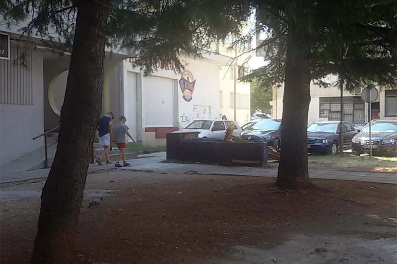 Mostar: Kauč ne mrda!