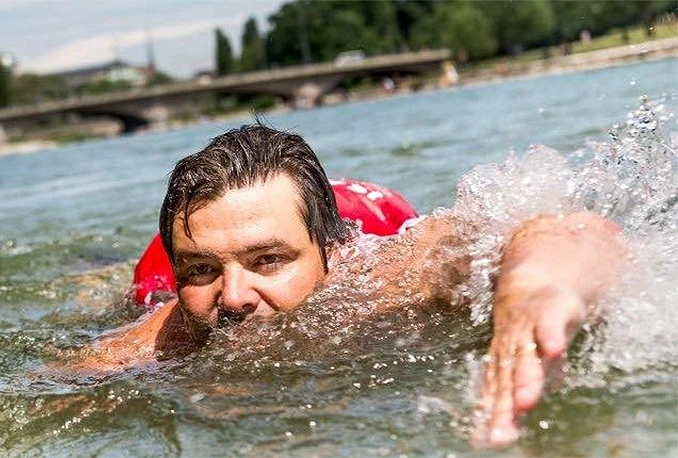 Mrzi prometnu gužvu pa već dvije godine pliva na posao