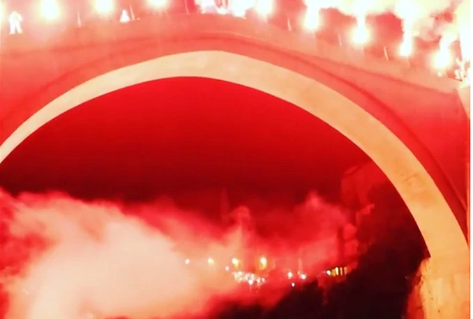 VIDEO | Bakljadom završeni mostarski skokovi