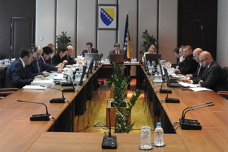 Vijeće ministara bez povjerenja, parlament bez većine