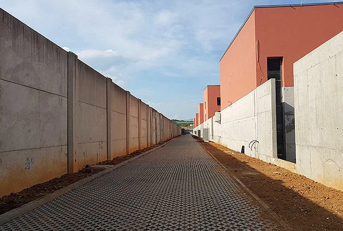 Milijuni čekaju sporu državu