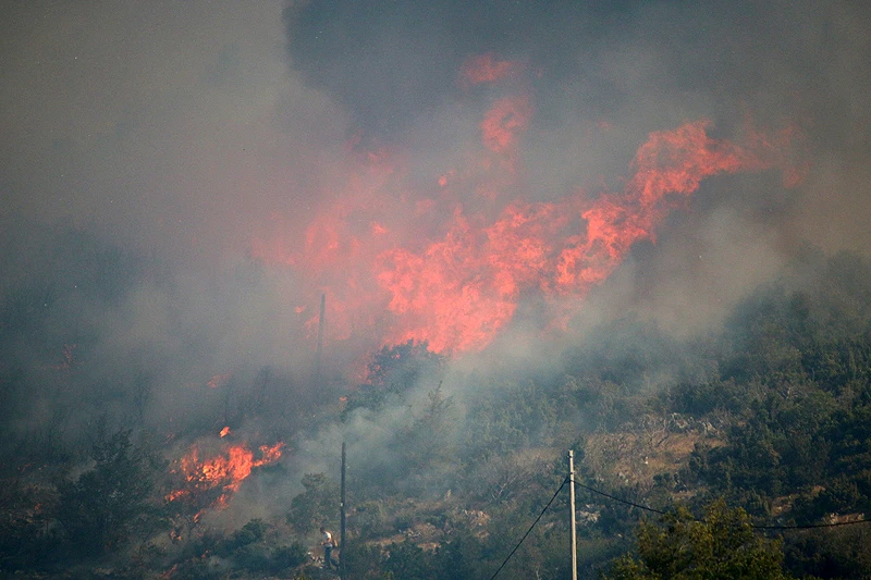 VIDEO | Upućen zahtjev za pomoć u gašenju požara kod Mostara