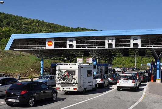 Na prelazak granice čeka se i do sat i 30 minuta
