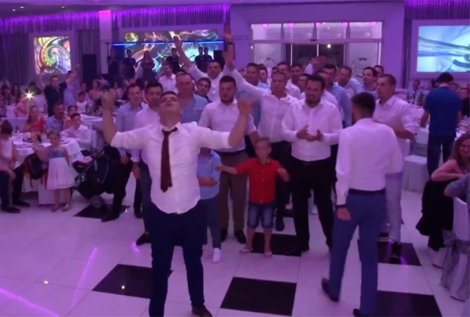 ''Novi običaj'' u mostarskim svatovima: Bacanje Dinamove kravate