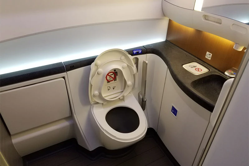 Boeing 777 ispraznio fekalni tank na putnike luksuznog kruzera