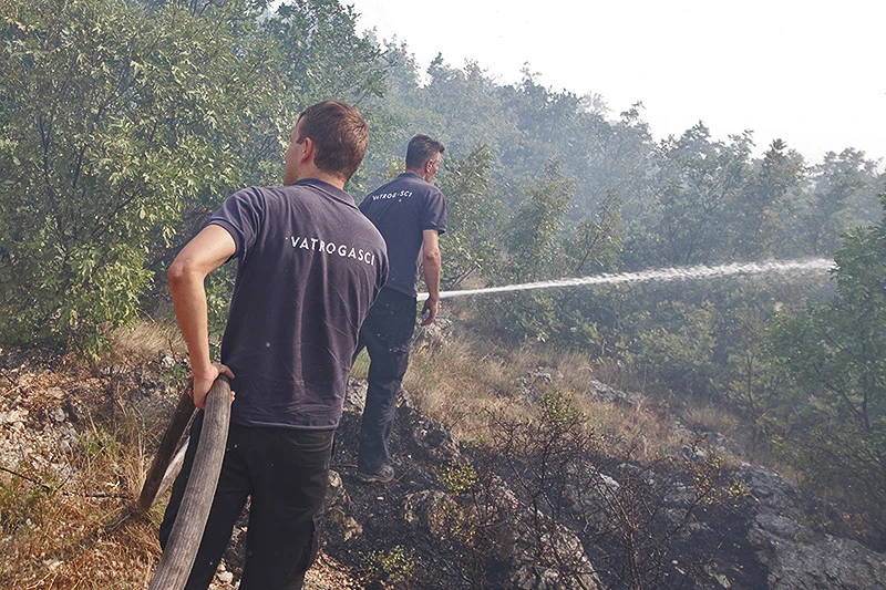 Mine sprječavaju mostarske vatrogasce da obuzdaju vatru