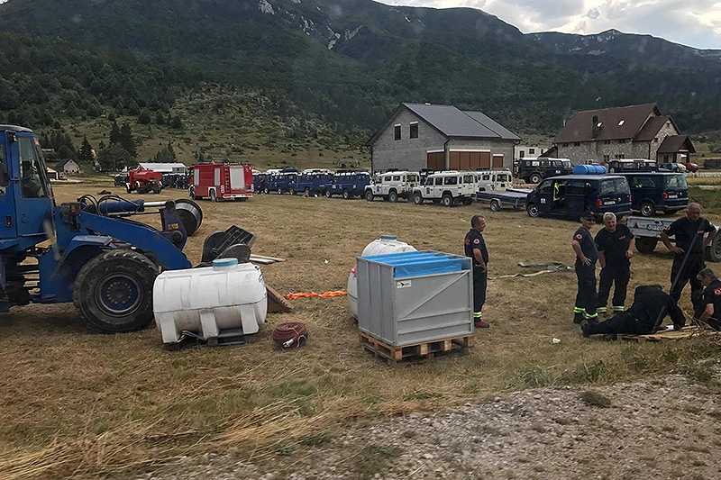 Čvrsnica: S požarom i vjetrom se bori oko 100 ljudi 