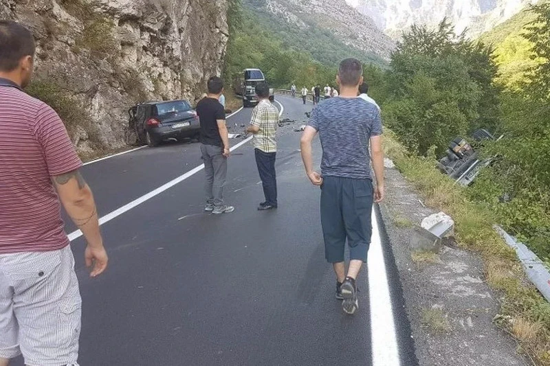 U stravičnom sudaru poginuli novinar i snimatelj RTCG