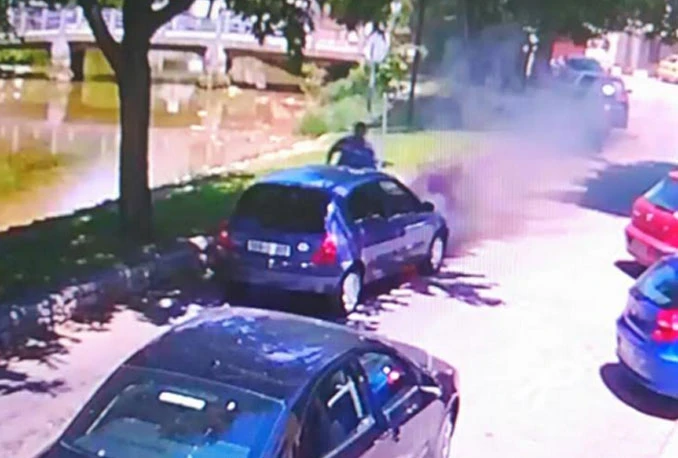 U središtu Stoca se zapalio automobil