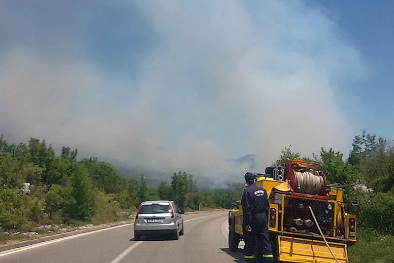 Kritično u Ljubinju: Vatra se spušta prema kućama, na terenu i demineri