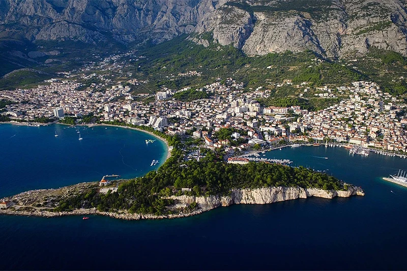 Makarska: Usred noći zaputili se pedalinom na otvoreno more pa ih spašavali
