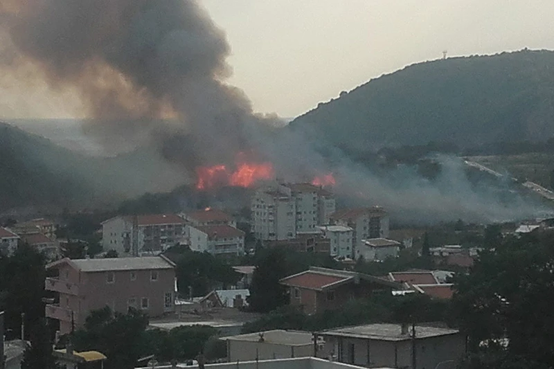 Crnogorci skokom u more bježali od požara