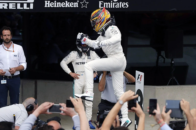 Pobjeda Hamiltona na Silverstonu, Vettelu pukla guma