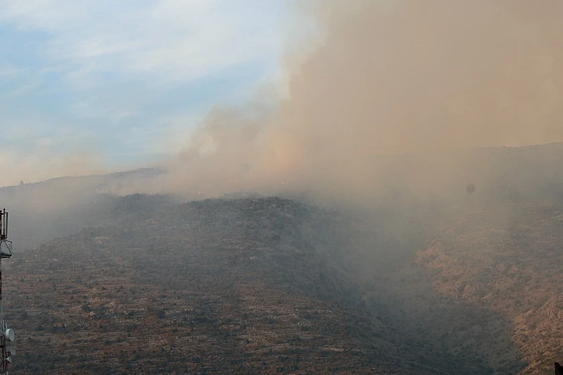 Vatrogasci na terenu: Požari u Mostaru i dalje aktivni