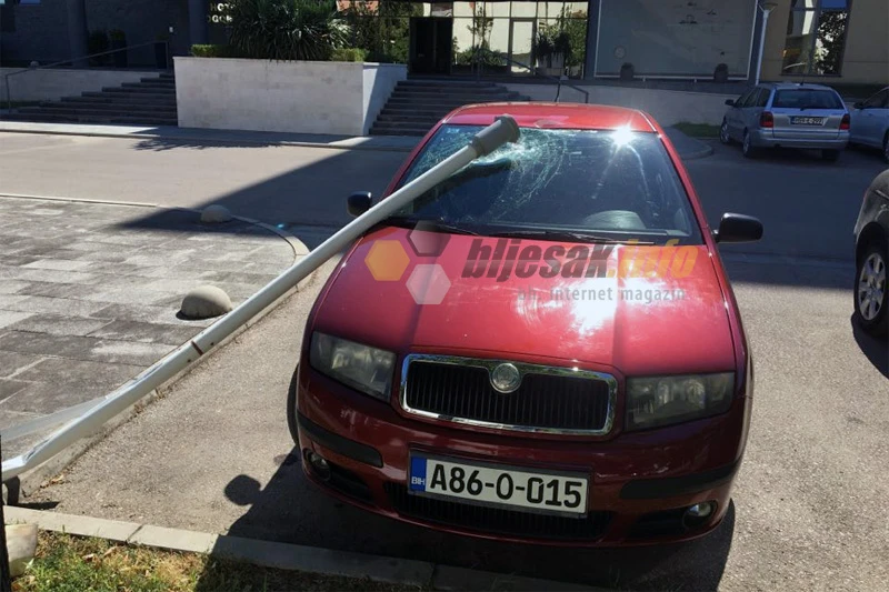Čapljina: Rasvjetni stub pao na automobil