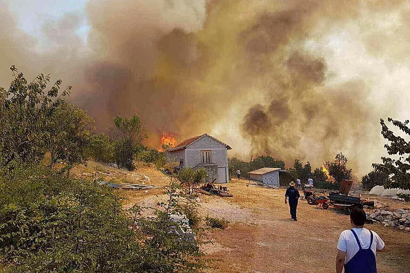 Hercegovina: Vatrogasci se bore s požarima, pomoć pruža i lokalno stanovništvo