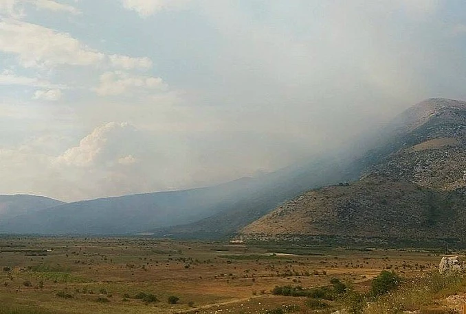 Pokušava se 'presjeći' požarna linija u Ljubinju